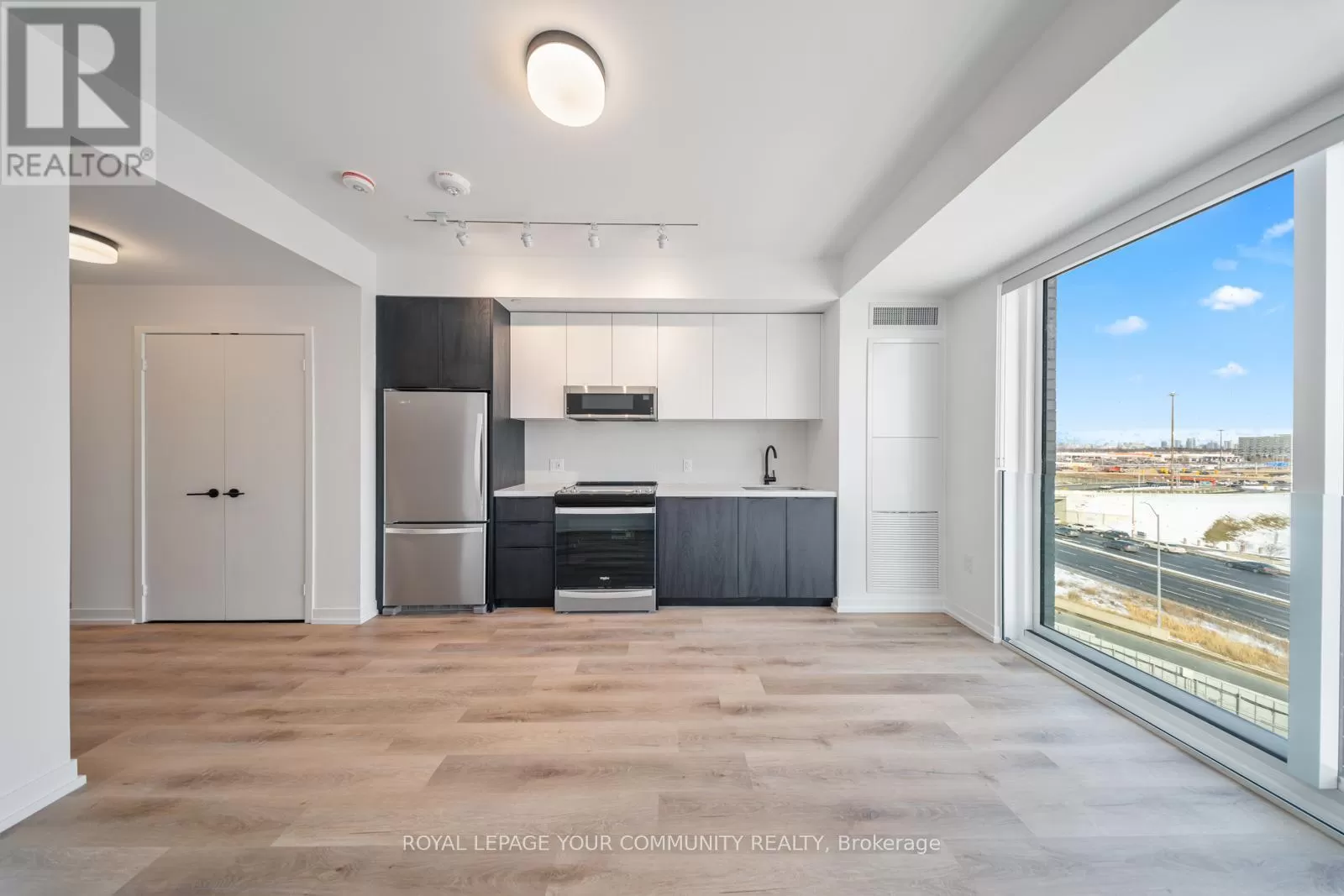 Apartment for rent: 603 - 5 York Garden Way, Toronto, Ontario M6A 2V1