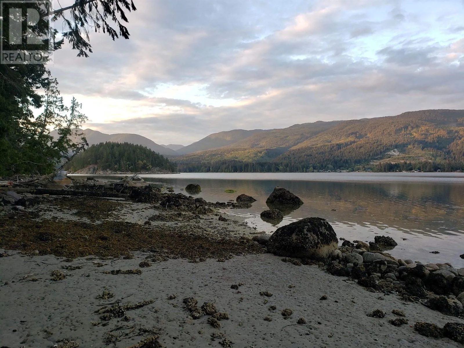 6035 Kingfisher Avenue, Sechelt, British Columbia V7Z 0R1