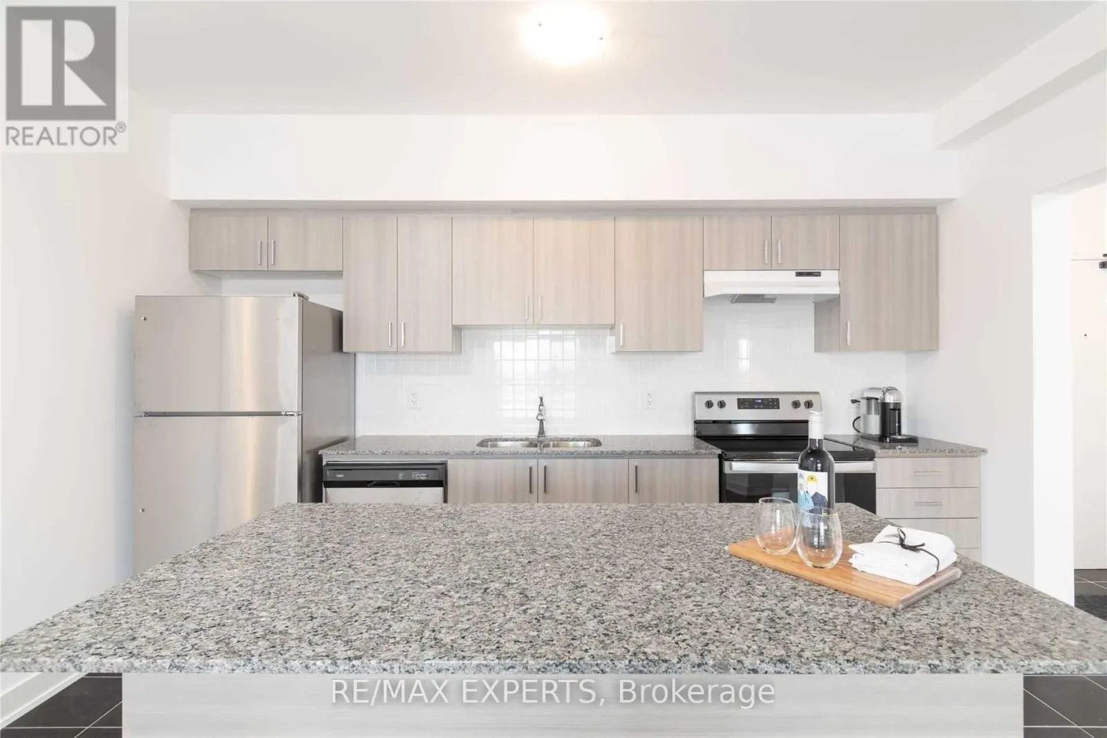 Apartment for rent: 604 - 4 Spice Way, Barrie, Ontario L9J 0M2