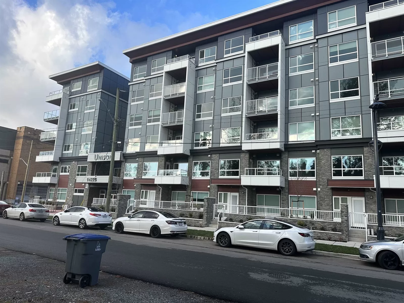 Apartment for rent: 605 14225 103a Avenue, Surrey, British Columbia V3W 0T1