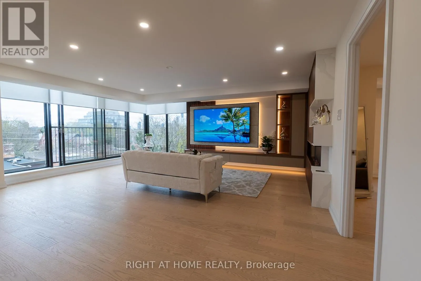 Apartment for rent: 608 - 447 Walmer Road, Toronto, Ontario M5P 2X9