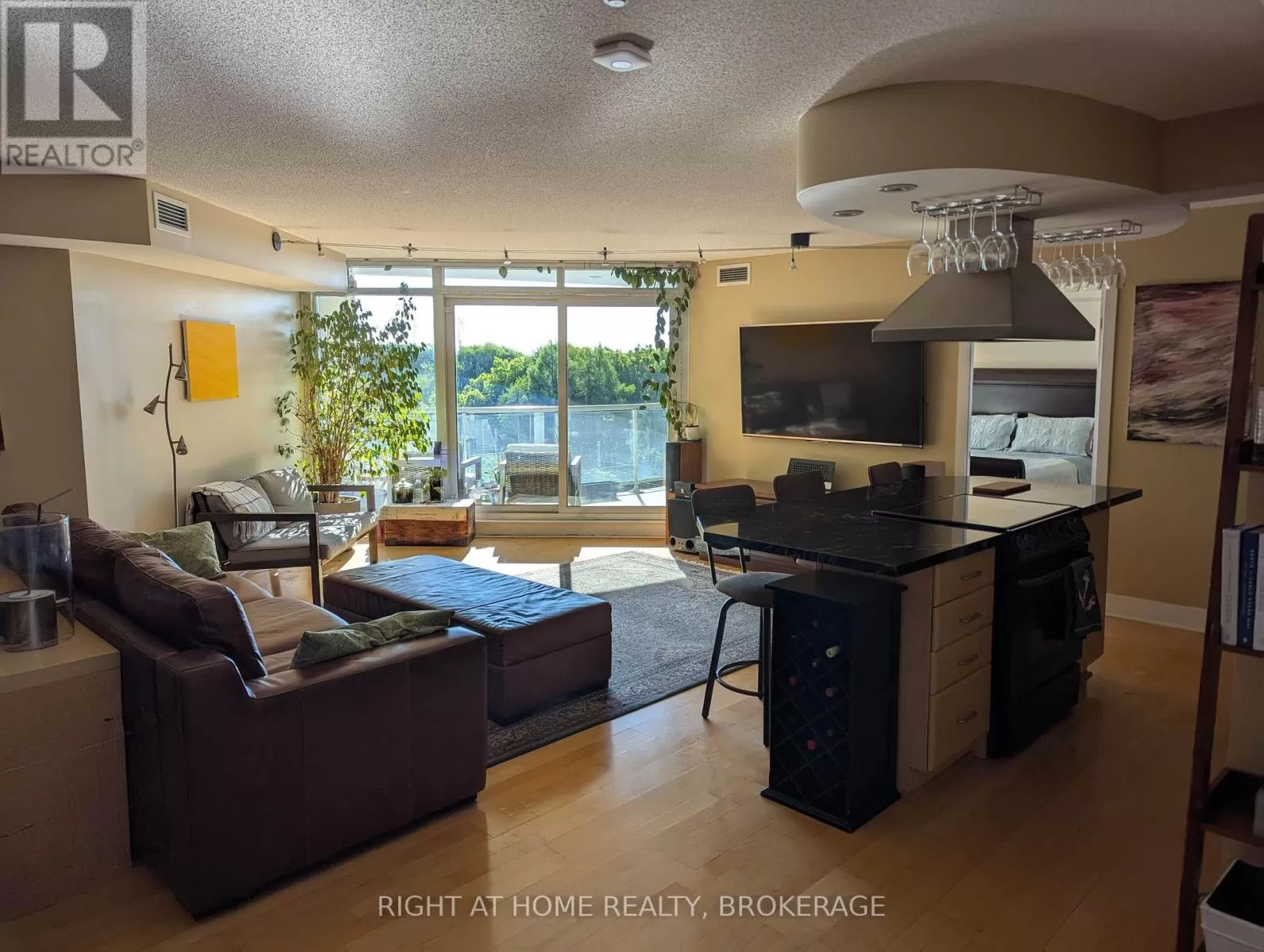 Apartment for rent: 608 - 550 Queens Quay W Quay W, Toronto, Ontario M5V 3M8