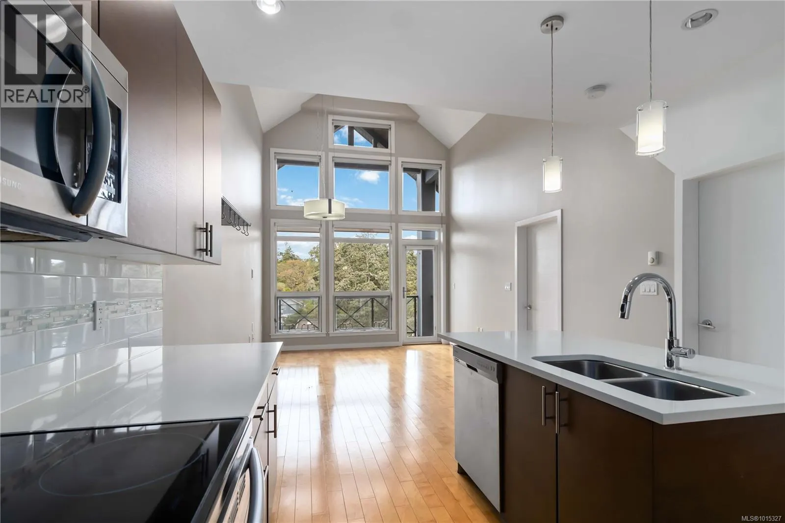 Apartment for rent: 608 924 Esquimalt Rd, Esquimalt, British Columbia V9A 3M8