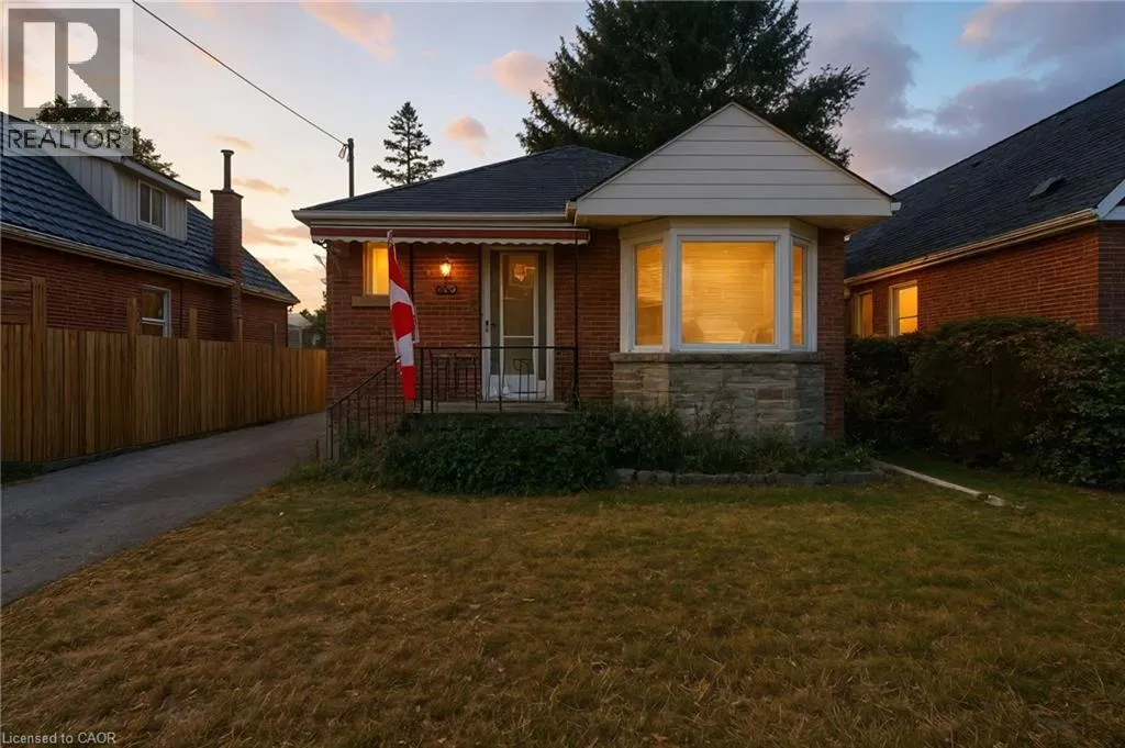 House for rent: 608 Fennell Avenue E, Hamilton, Ontario L8V 1T4