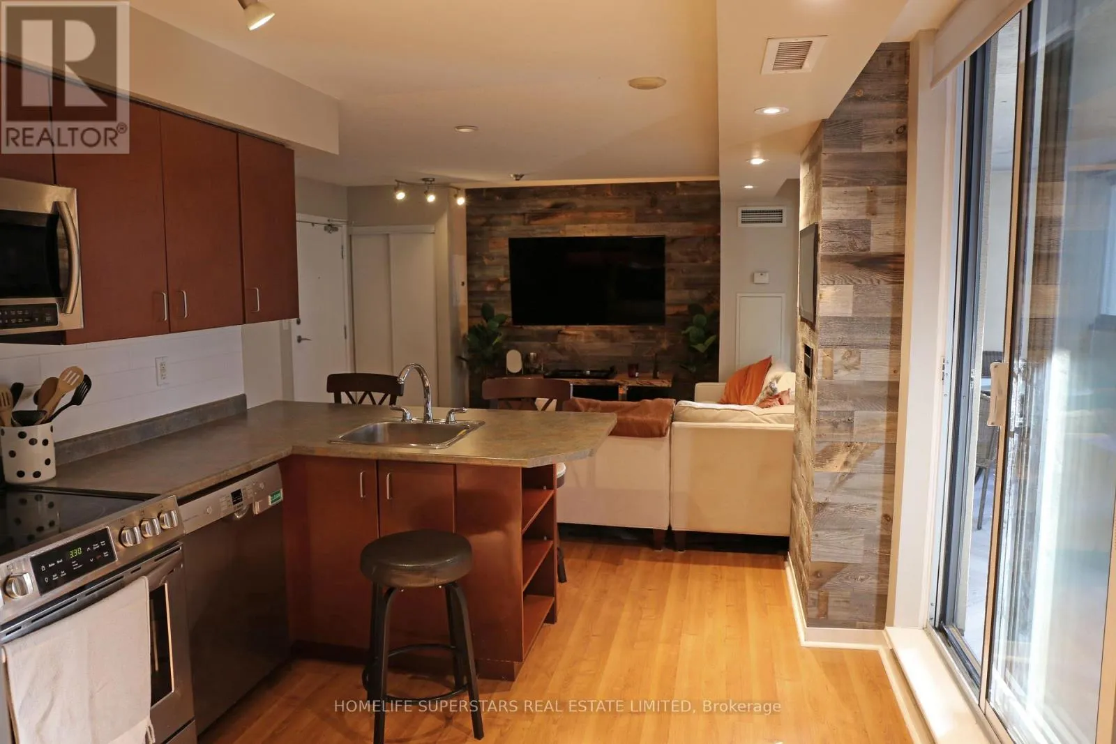 Apartment for rent: 609 - 76 Shuter Street, Toronto, Ontario M5B 1B4