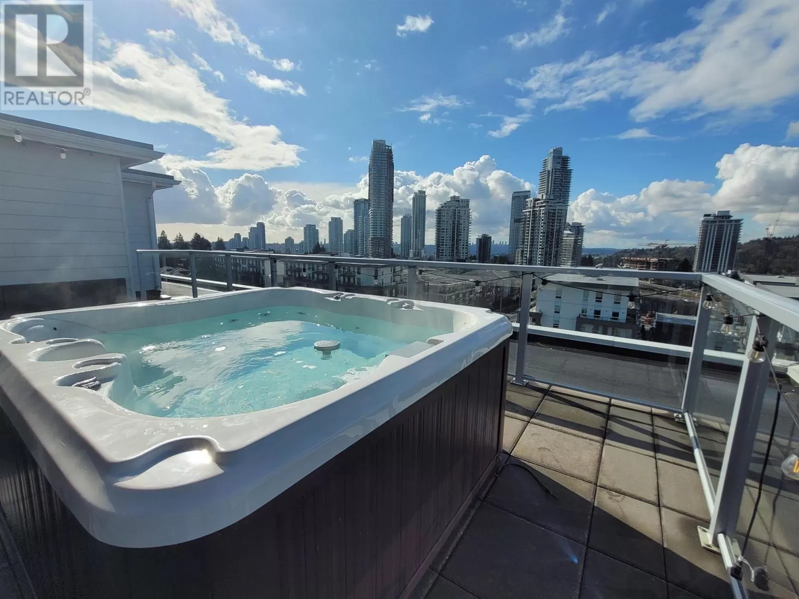 Apartment for rent: 611 707 Como Lake Avenue, Coquitlam, British Columbia V3J 0J5