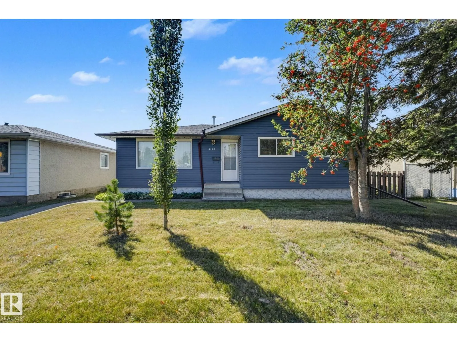 House for rent: 6123 144 Av Nw, Edmonton, Alberta T5A 1K8