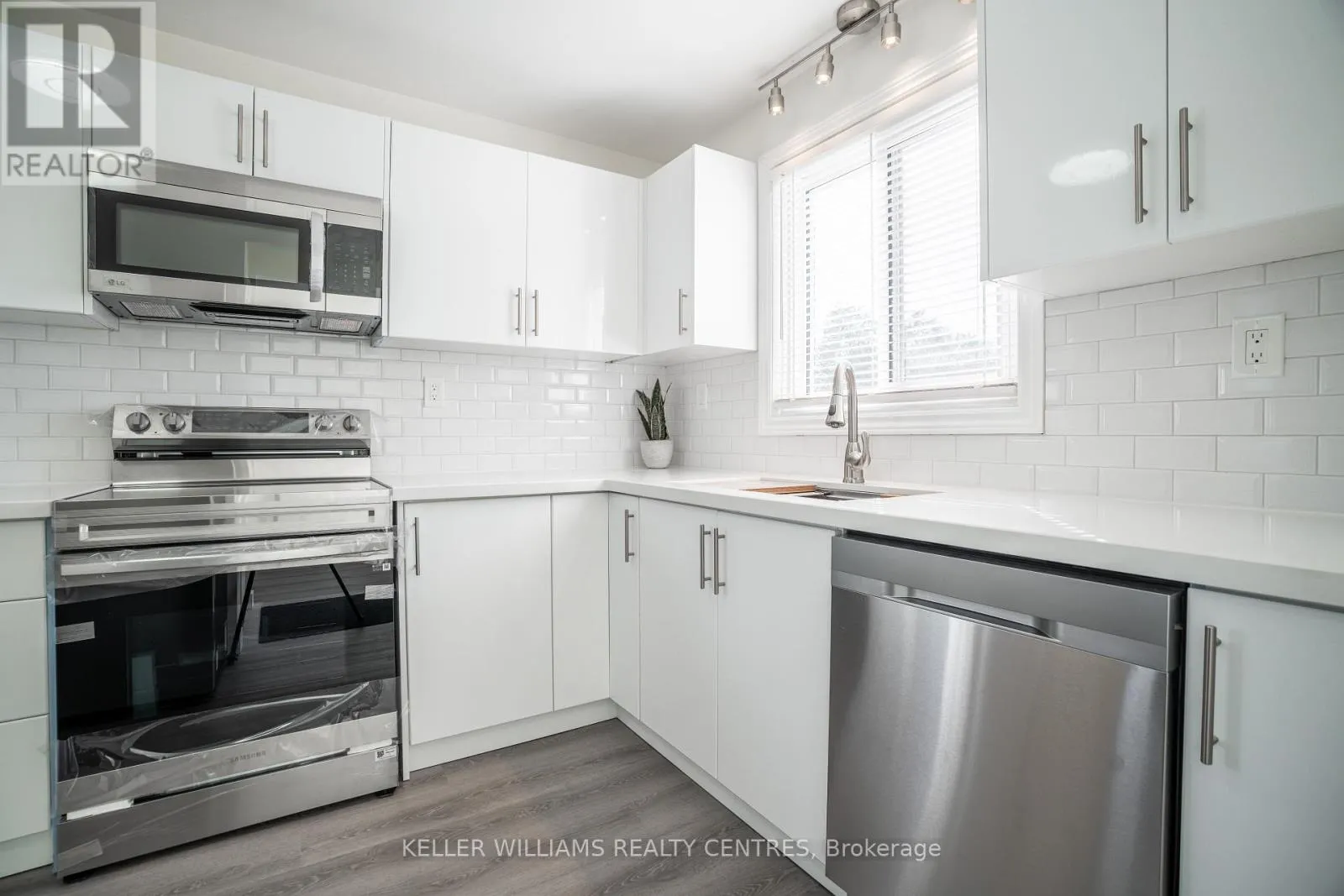 House for rent: 6131 Valley Way, Niagara Falls, Ontario L2E 1X9