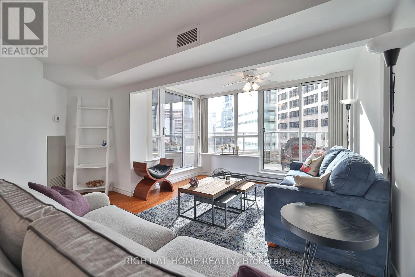 Apartment for rent: 615 - 711 Bay Street S, Toronto, Ontario M5G 2J8