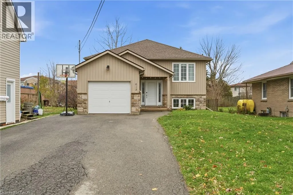 House for rent: 615 Southworth Street S, Welland, Ontario L3B 2A2