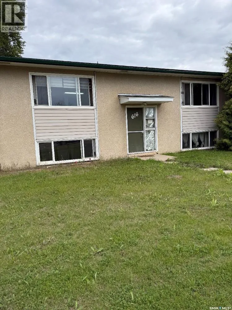 Fourplex for rent: 616 28th Street E, Prince Albert, Saskatchewan S6V 1X9