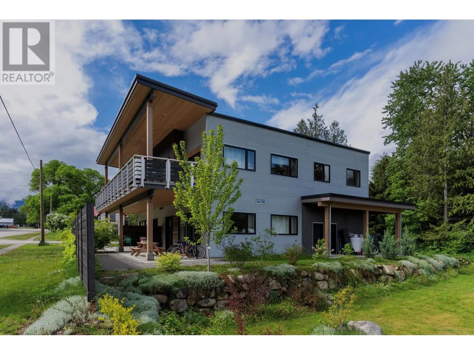 Multi-Family for rent: 617 Harold Street, Slocan, British Columbia V0G 2C0