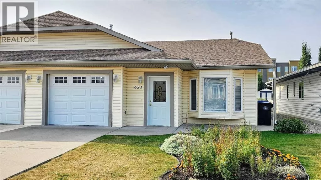 Duplex for rent: 621 6 Avenue Sw, Sundre, Alberta T0M 1X0