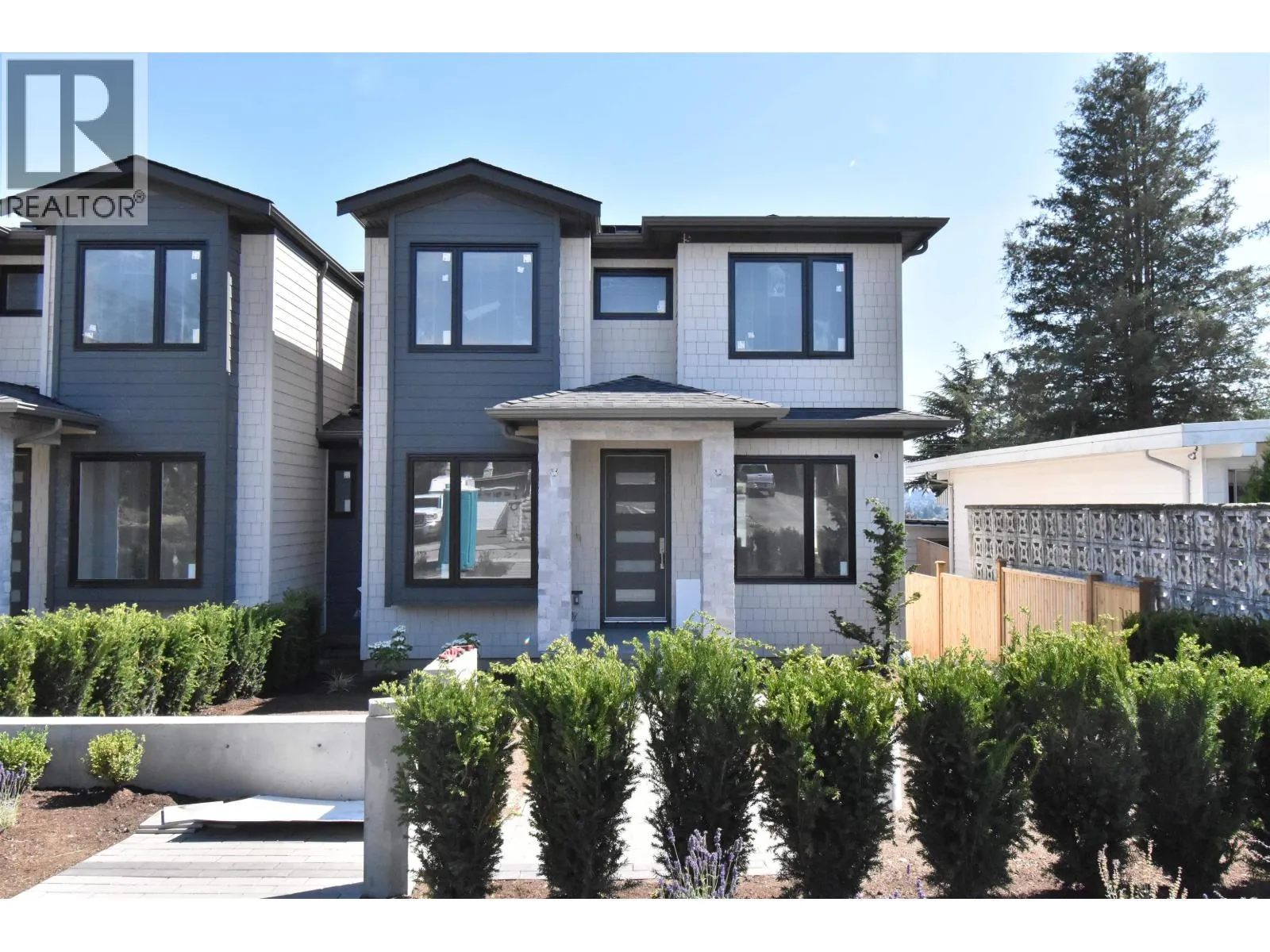 Duplex for rent: 6250 Kitchener Street, Burnaby, British Columbia V5B 2J4