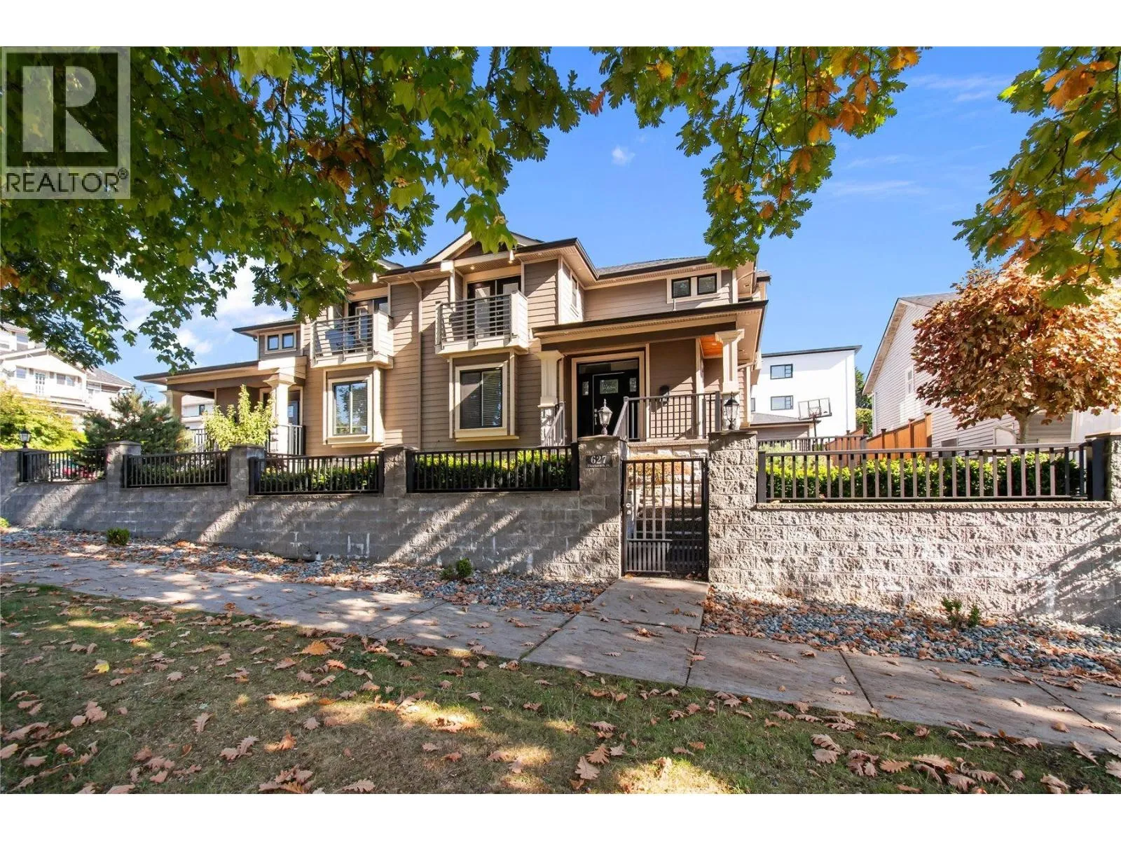 Duplex for rent: 627 Thirteenth Street, New Westminster, British Columbia V3M 4M3