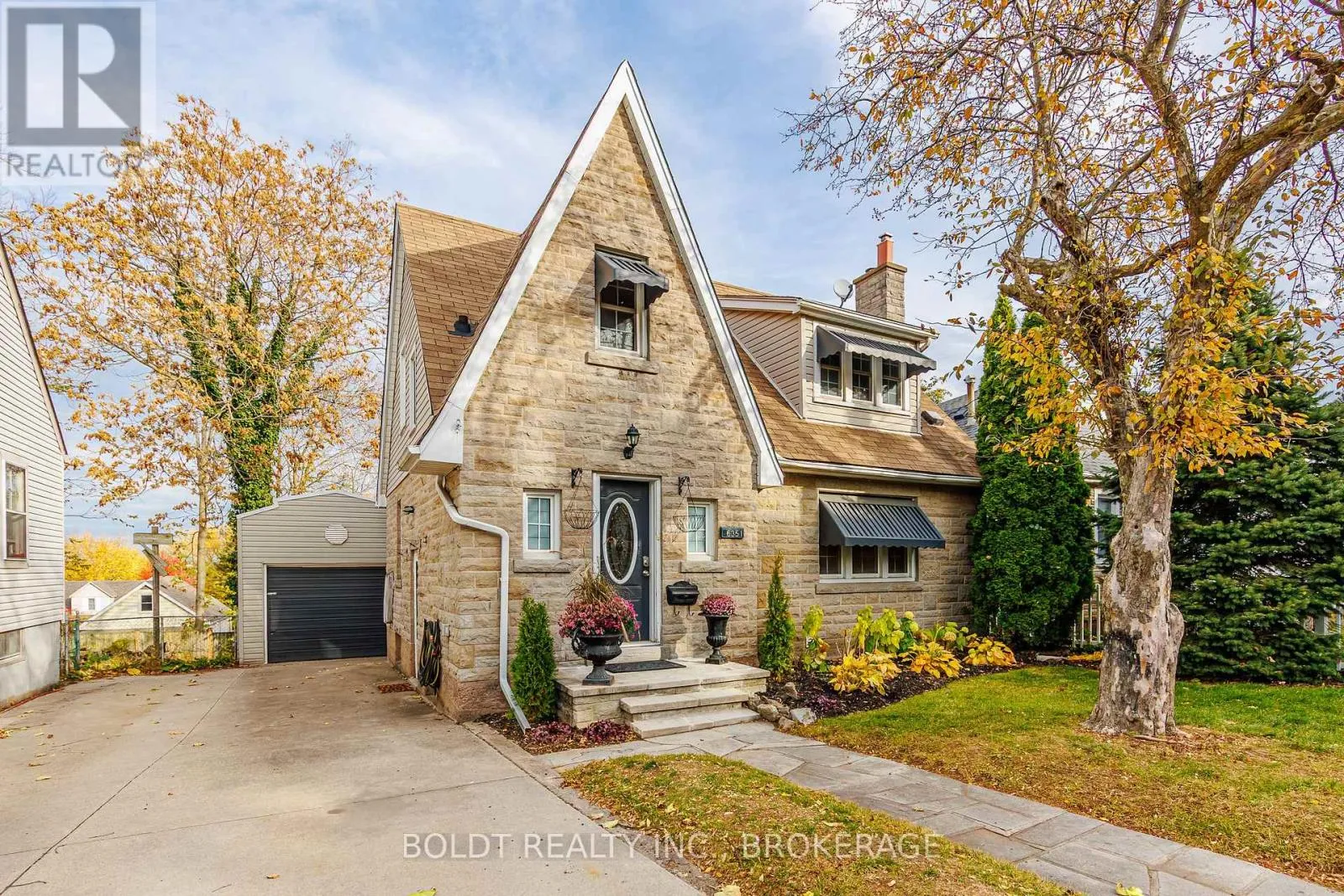 House for rent: 6351 Leeming Street, Niagara Falls, Ontario L2G 1K3