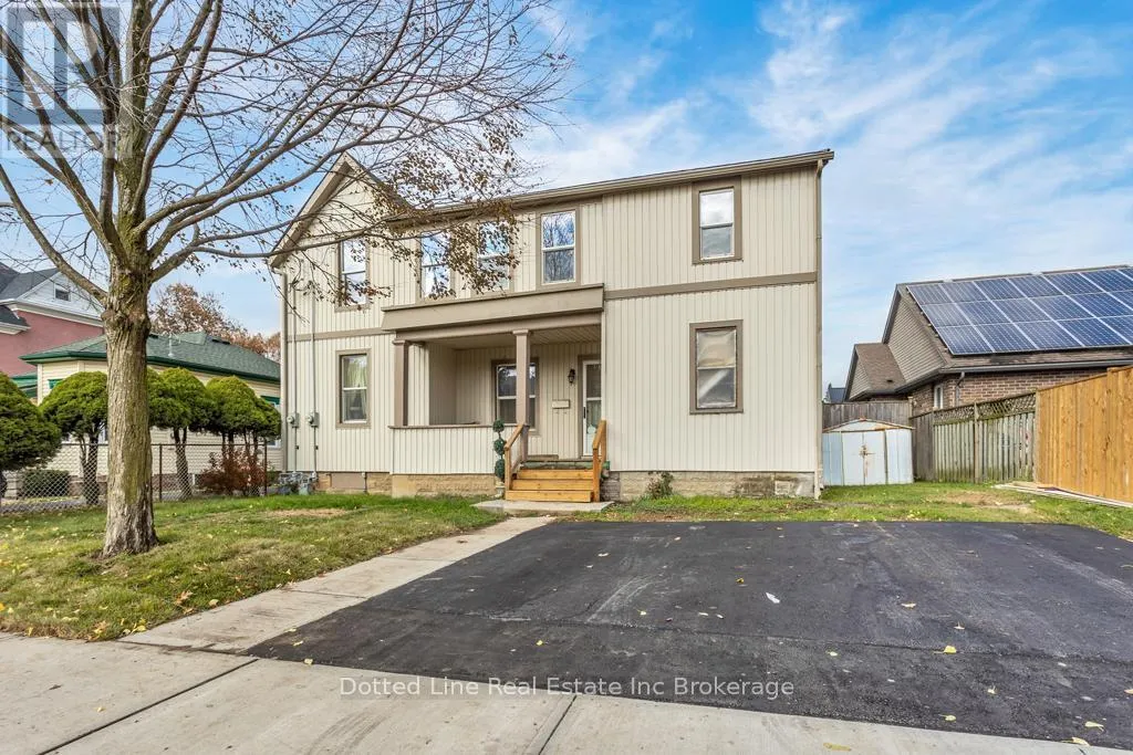 Duplex for rent: 64 Forest Avenue, St. Thomas, Ontario N5R 2J3