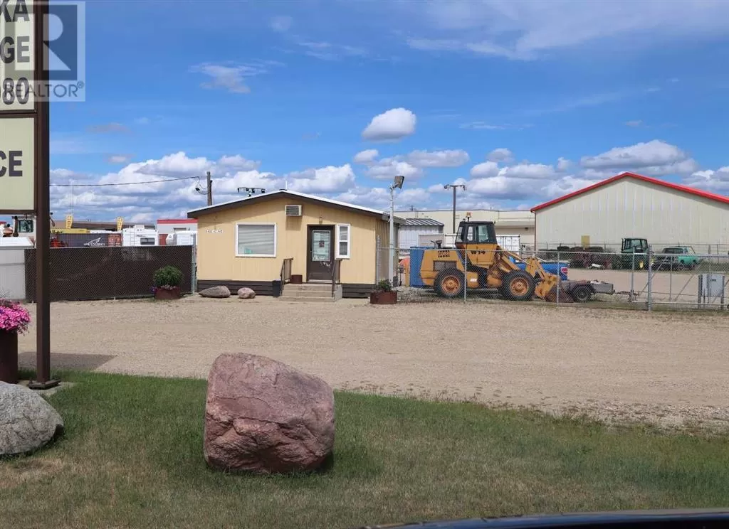 6402 42 Avenue, Ponoka, Alberta T4J 1J8