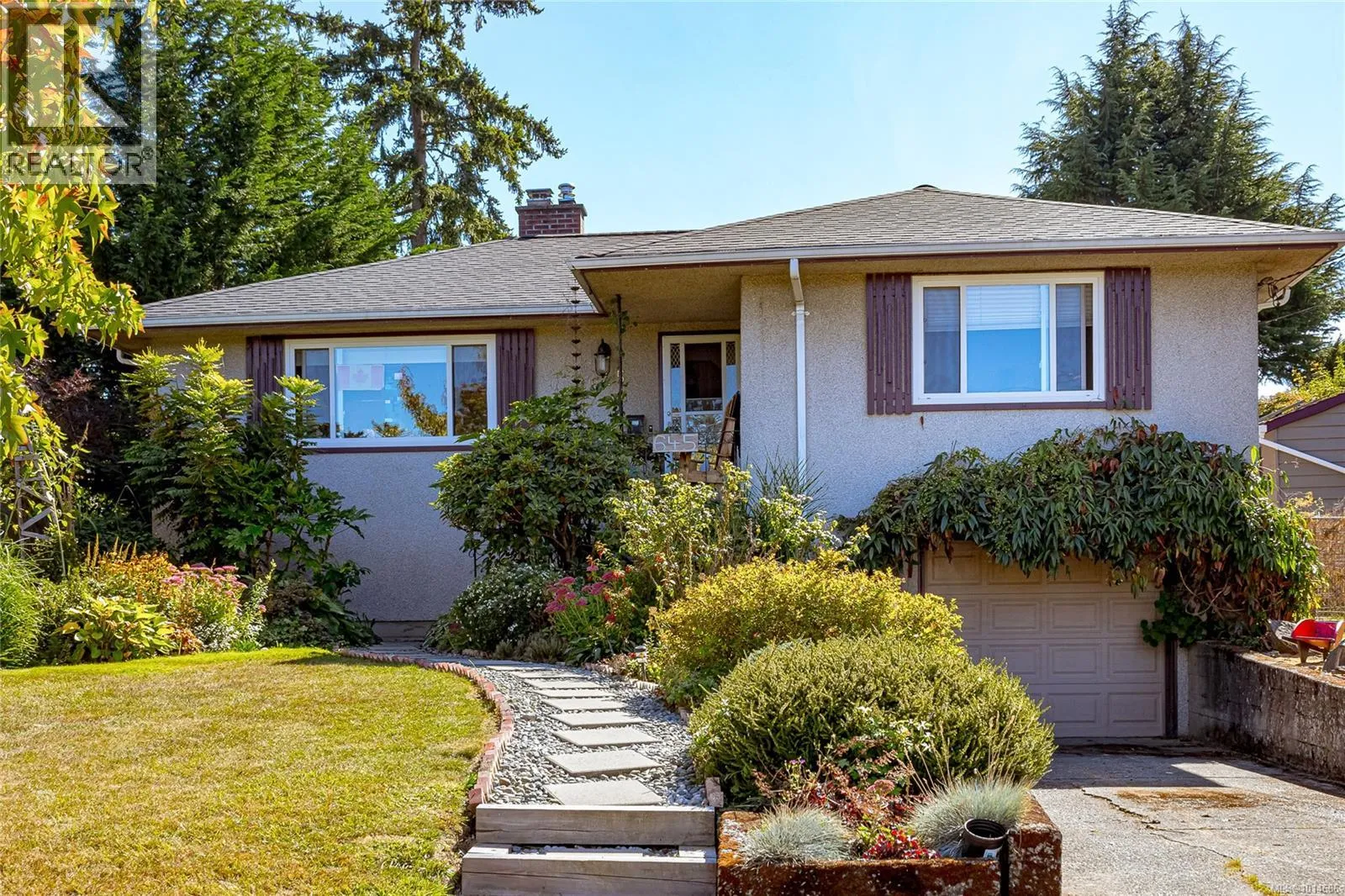 House for rent: 645 Baker St, Saanich, British Columbia V8Z 2H8