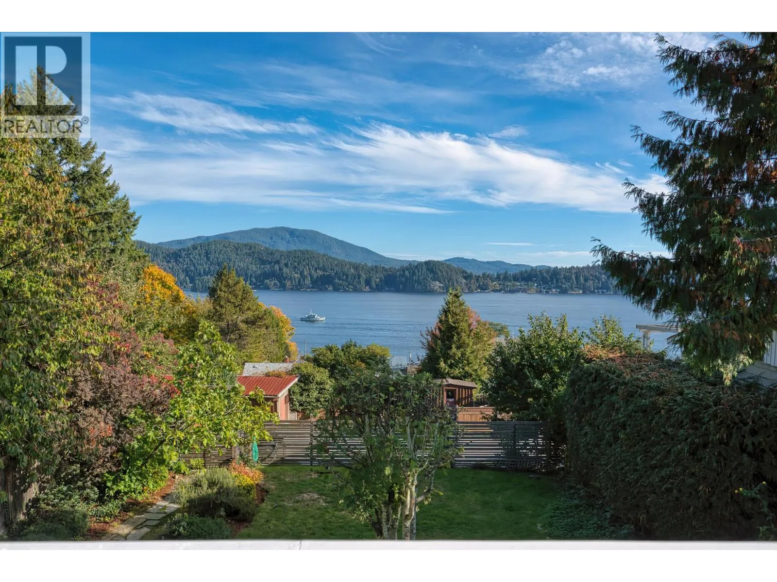 House for rent: 648 Gibsons Way, Gibsons, British Columbia V0N 1V9