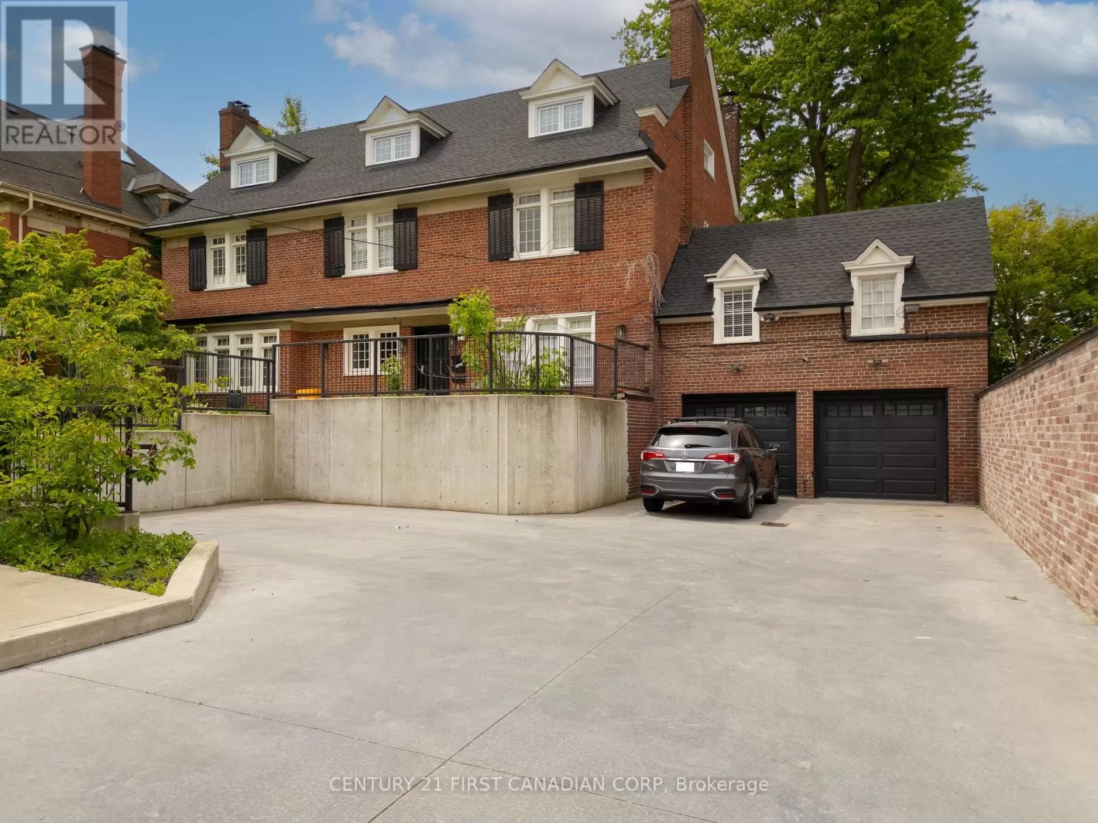 Triplex for rent: 653 Talbot Street, London East, Ontario N6A 2T6