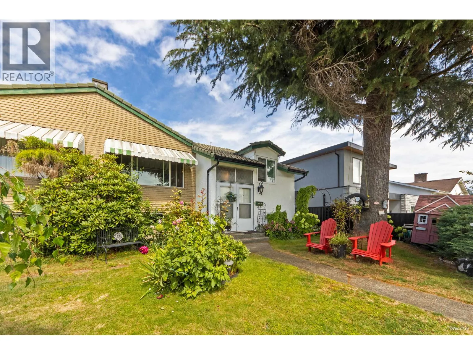 Duplex for rent: 6593 Lochdale Street, Burnaby, British Columbia V5B 2M7