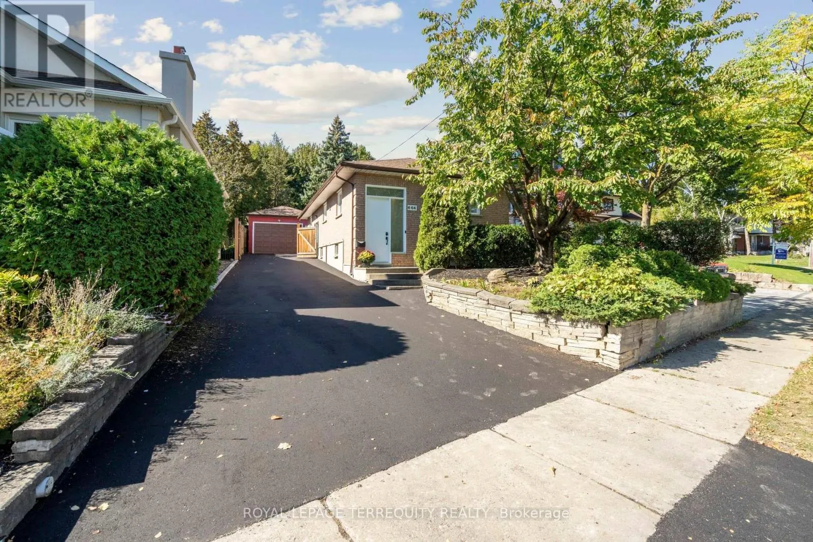 House for rent: 664 Scarlett Road, Toronto, Ontario M9P 2T1