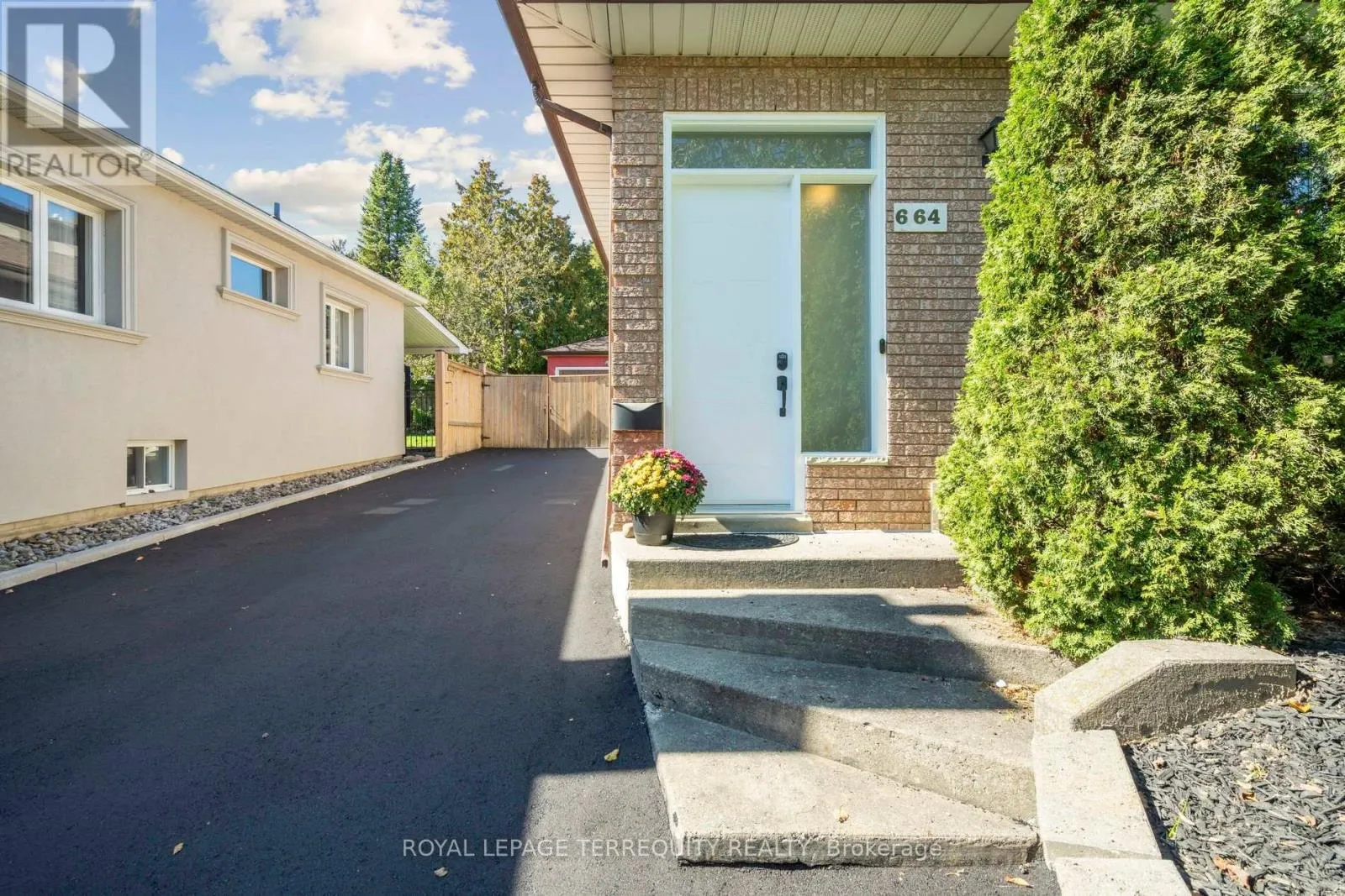 House for rent: 664 Scarlett Road, Toronto, Ontario M9P 2T1