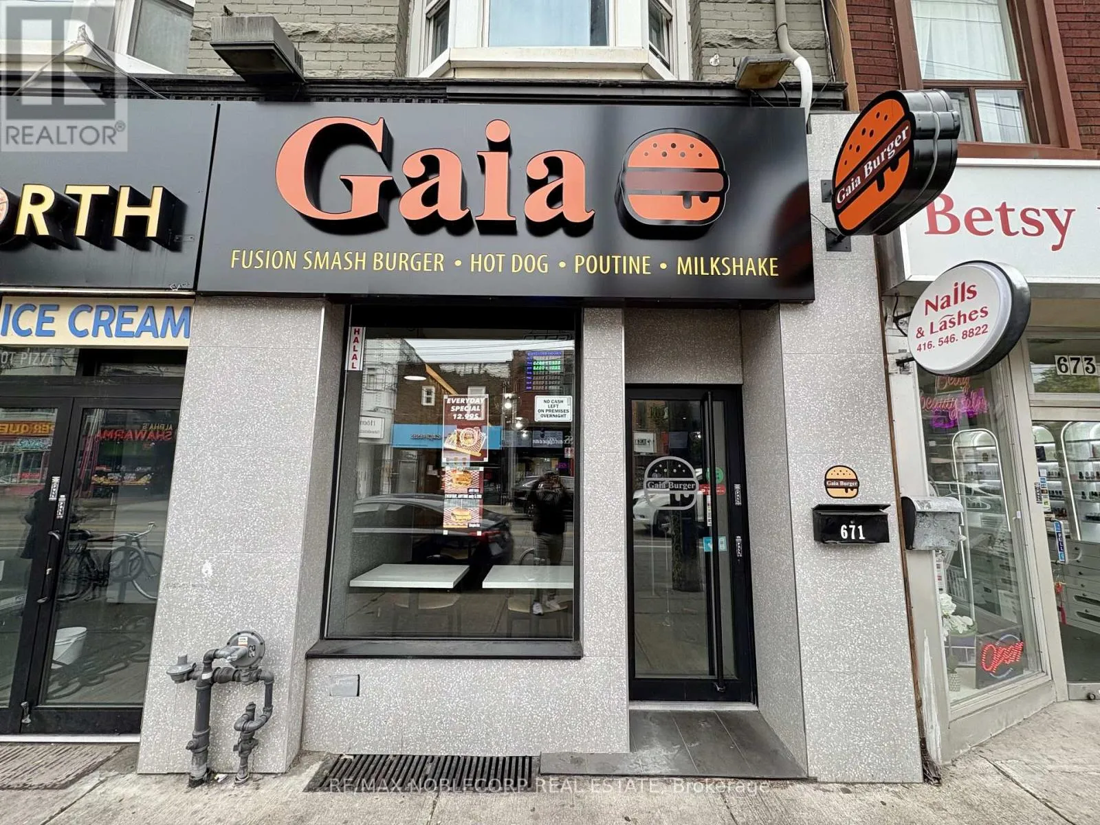 671 Queen Street W, Toronto, Ontario M6J 1E6