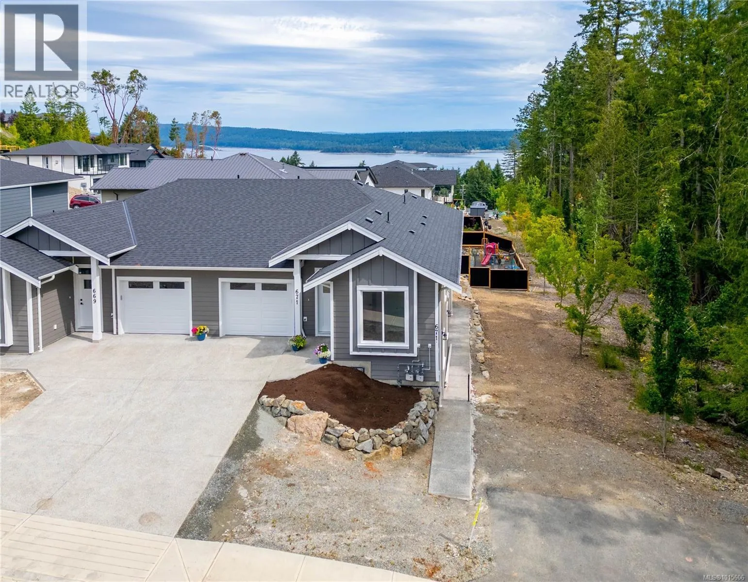 Duplex for rent: 671 Sanderson Rd, Ladysmith, British Columbia V9G 0A7