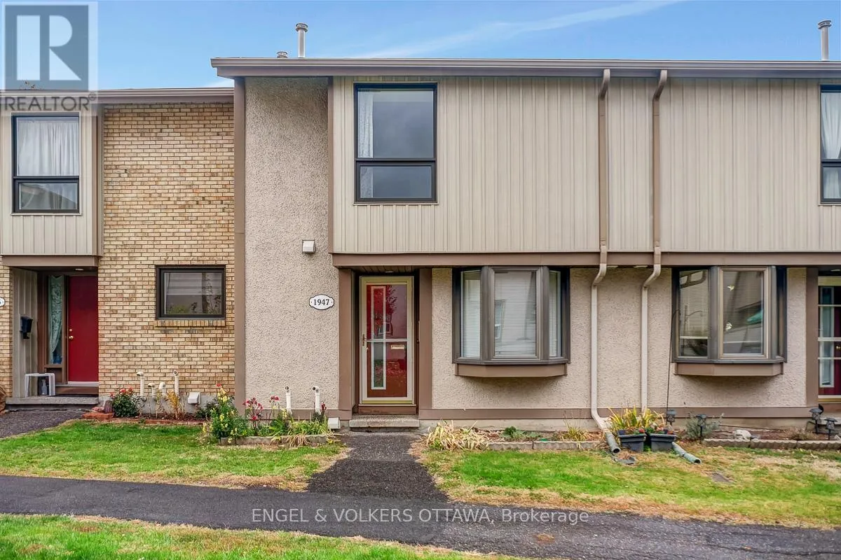 Row / Townhouse for rent: 68 - 1947 Stonehenge Crescent, Ottawa, Ontario K1B 4N7