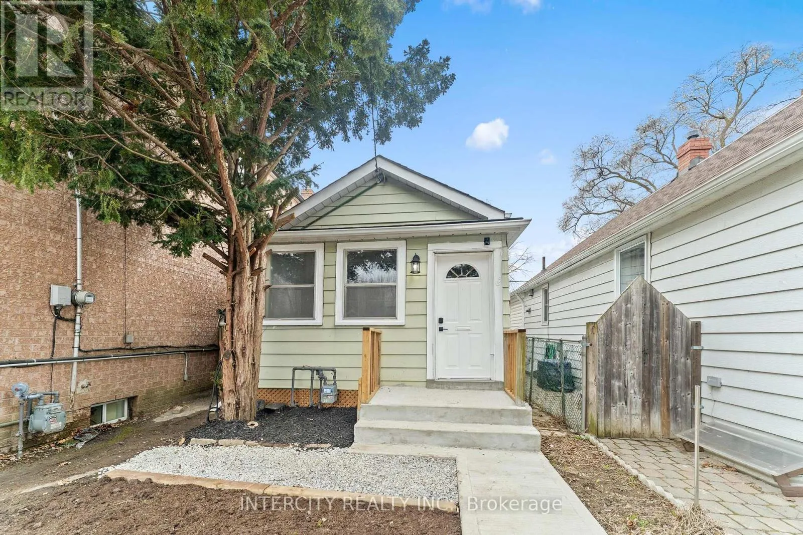 House for rent: 68 Greendale Avenue, Toronto, Ontario M6N 4P6