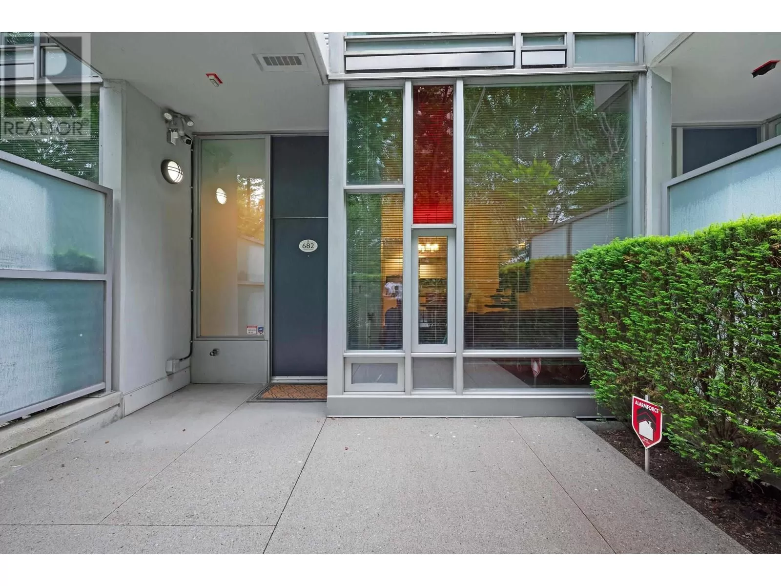 Row / Townhouse for rent: 682 Citadel Parade, Vancouver, British Columbia V6B 1X2