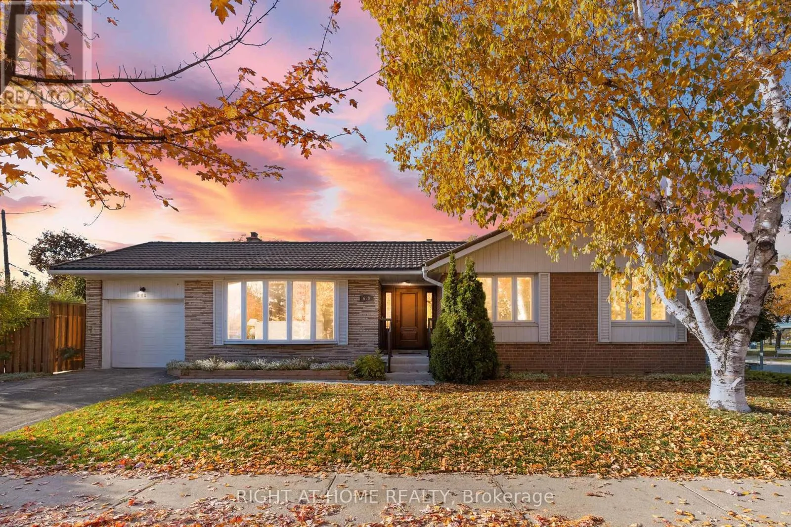 House for rent: 690 The West Mall W, Toronto, Ontario M9C 1H3