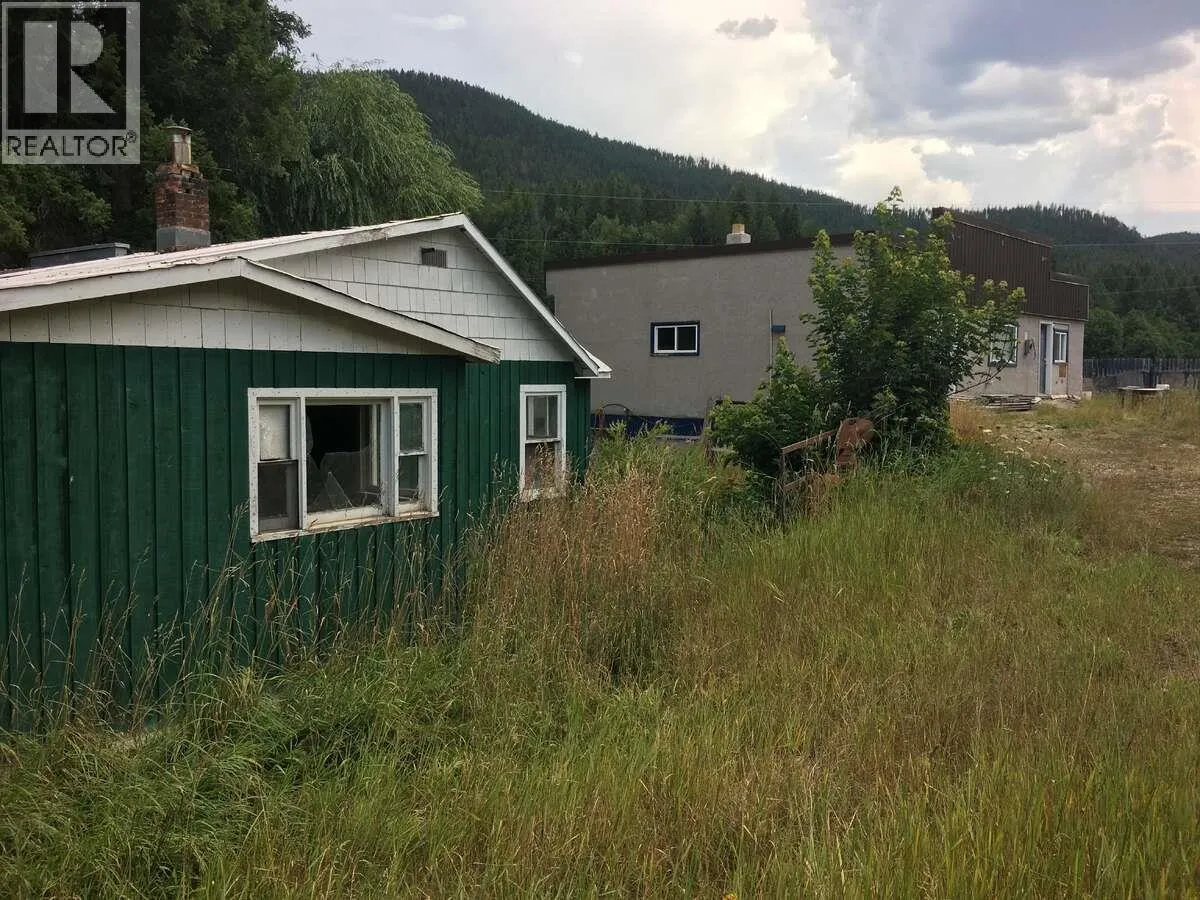 Duplex for rent: 6904 Highway 6, Appledale, British Columbia V0G 2J0