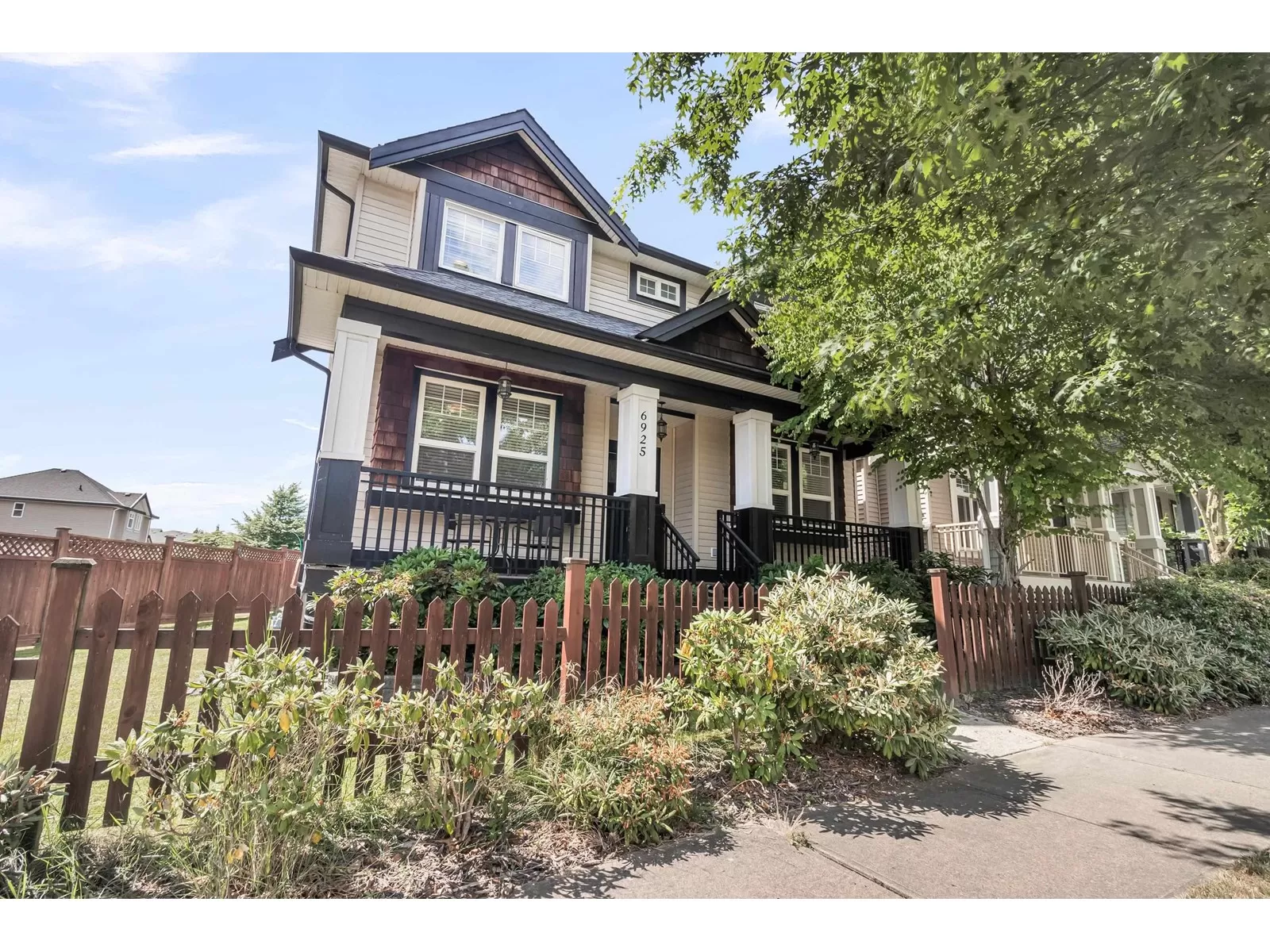 House for rent: 6925 196 Street, Surrey, British Columbia V4N 5Z1