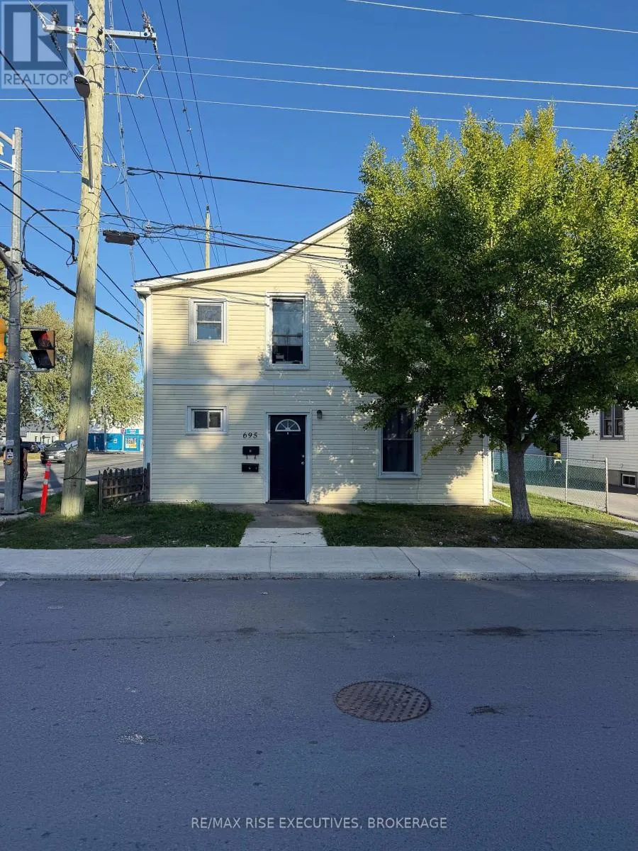 Duplex for rent: 695 Victoria Street, Kingston, Ontario K7K 4S6