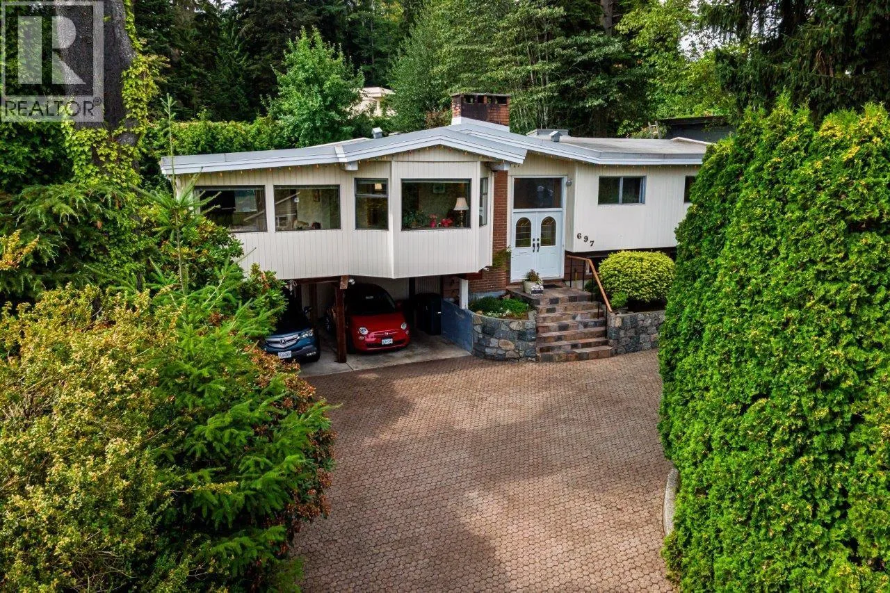 House for rent: 697 Plymouth Drive, North Vancouver, British Columbia V7H 2H5