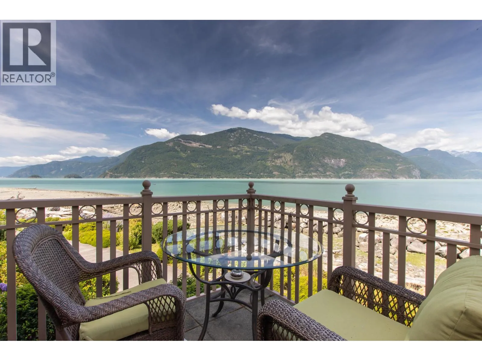 Row / Townhouse for rent: 7 Beach Drive, West Vancouver, British Columbia V0N 3Z1