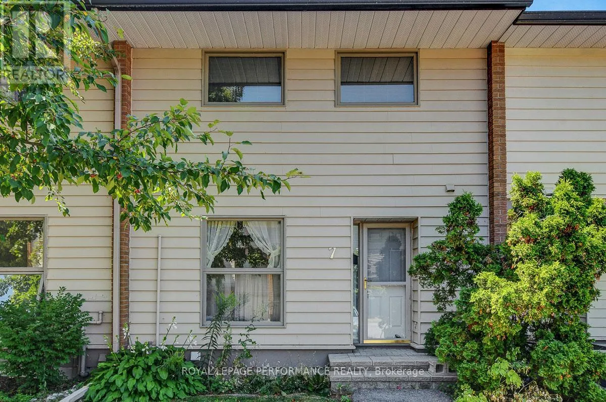 Row / Townhouse for rent: 7 Carmichael Court, Ottawa, Ontario K2K 1K1