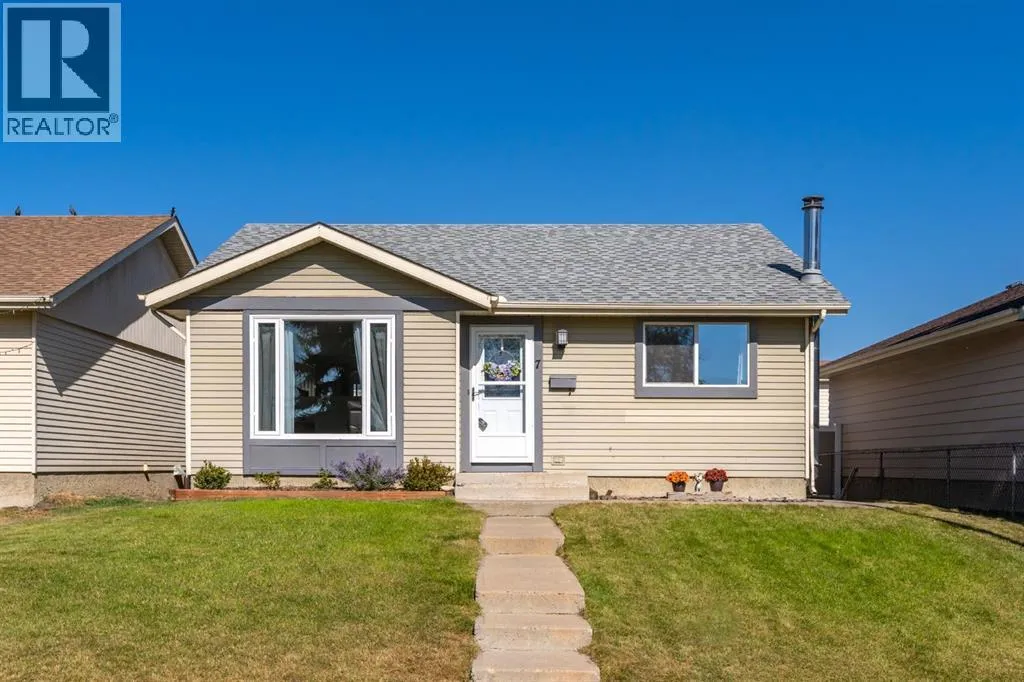 House for rent: 7 Erin Park Bay Se, Calgary, Alberta T2A 2V4