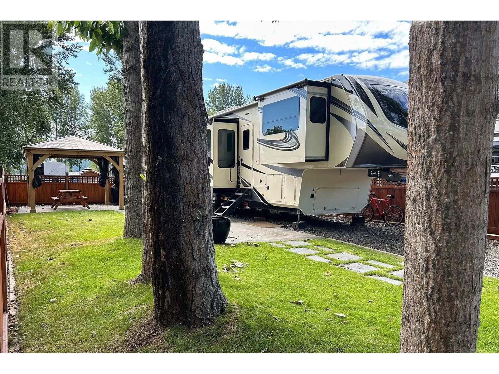 Other for rent: 7 Rainbow Lane, Lee Creek, British Columbia V0E 1M4