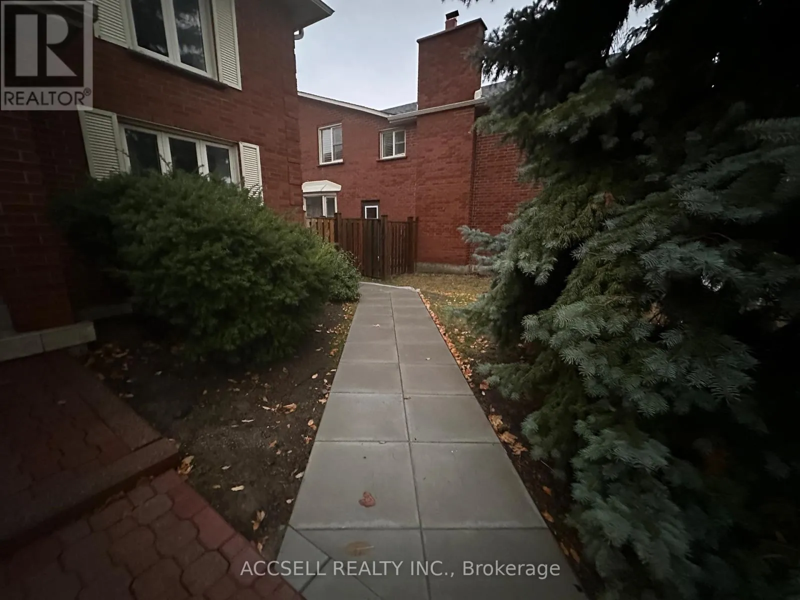 House for rent: 700 Willowbank Trail, Mississauga, Ontario L4W 3L9