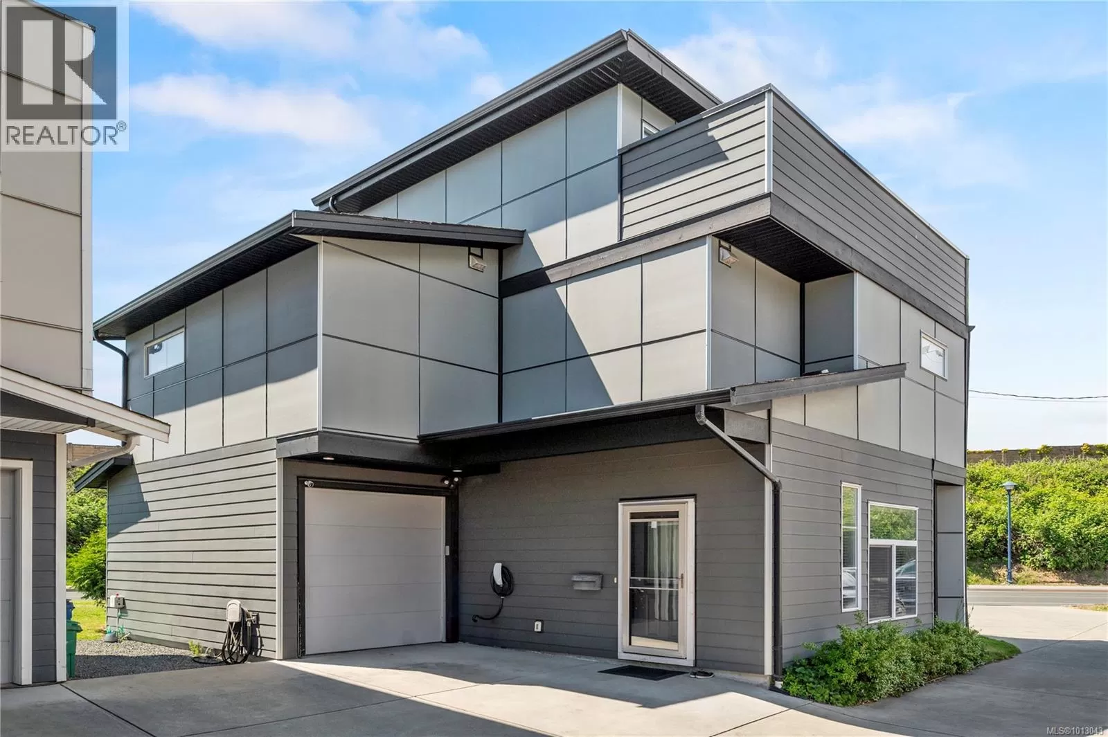 House for rent: 701 Strandlund Ave, Langford, British Columbia V9B 3G2