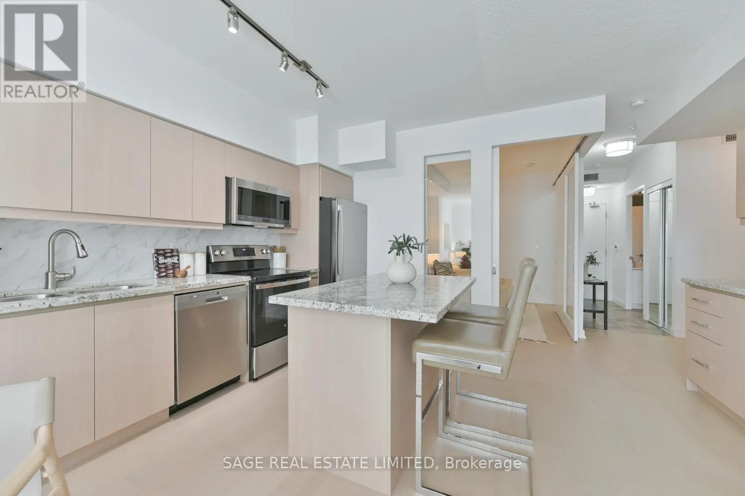 Apartment for rent: 702 - 215 Fort York Boulevard, Toronto, Ontario M5V 4A2