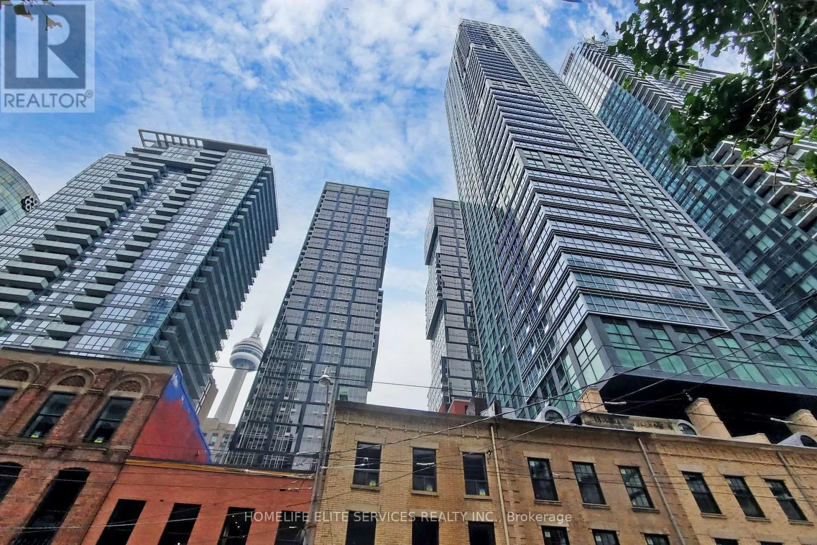 Apartment for rent: 702 - 327 King Street W, Toronto, Ontario M5V 0W7