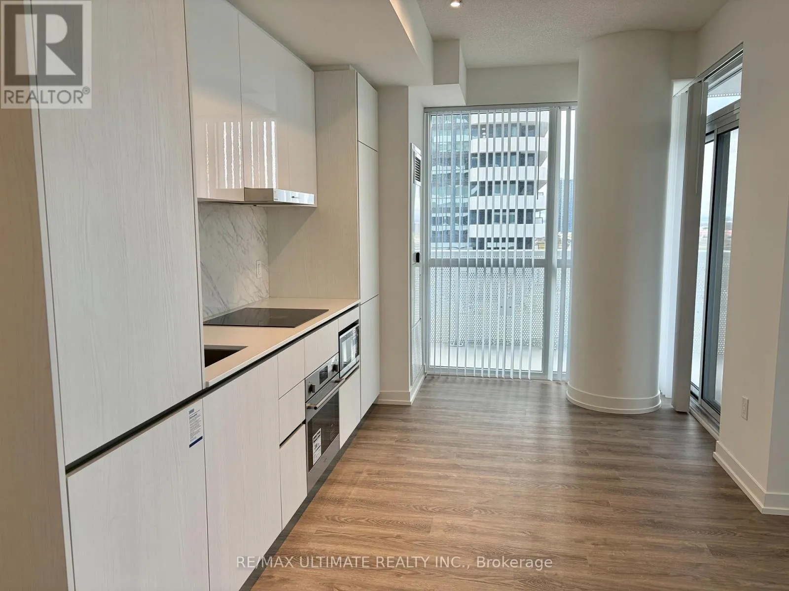 Apartment for rent: 702 - 8 Interchange Way, Vaughan, Ontario L4K 0R2