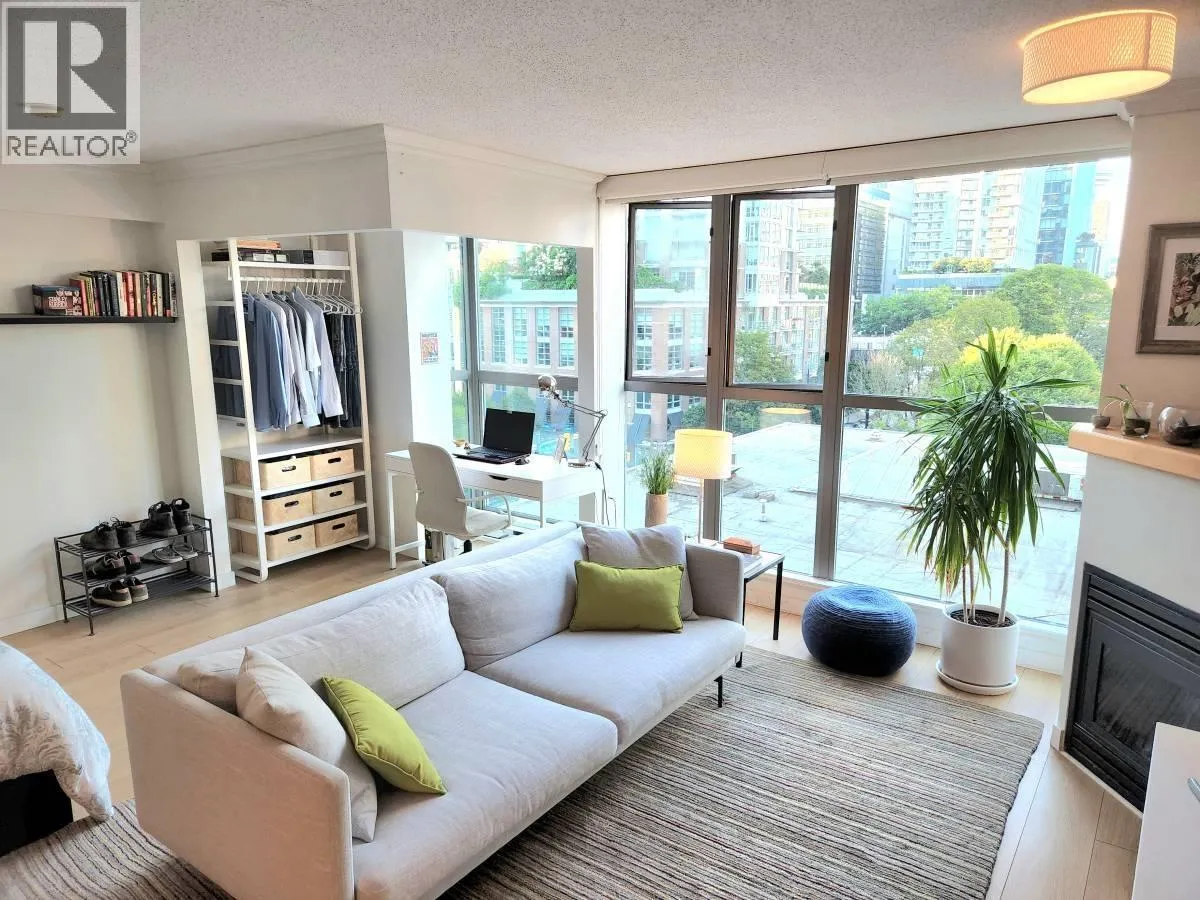 Apartment for rent: 702 928 Richards Street, Vancouver, British Columbia V6B 3C1