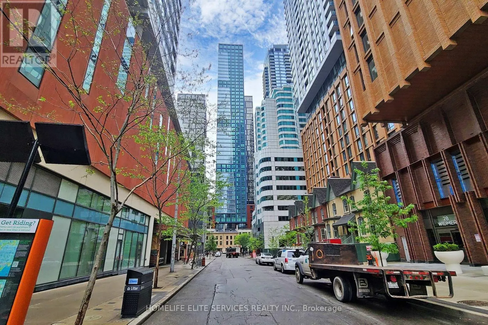 Apartment for rent: 703 - 327 King Street W, Toronto, Ontario M5V 0W7