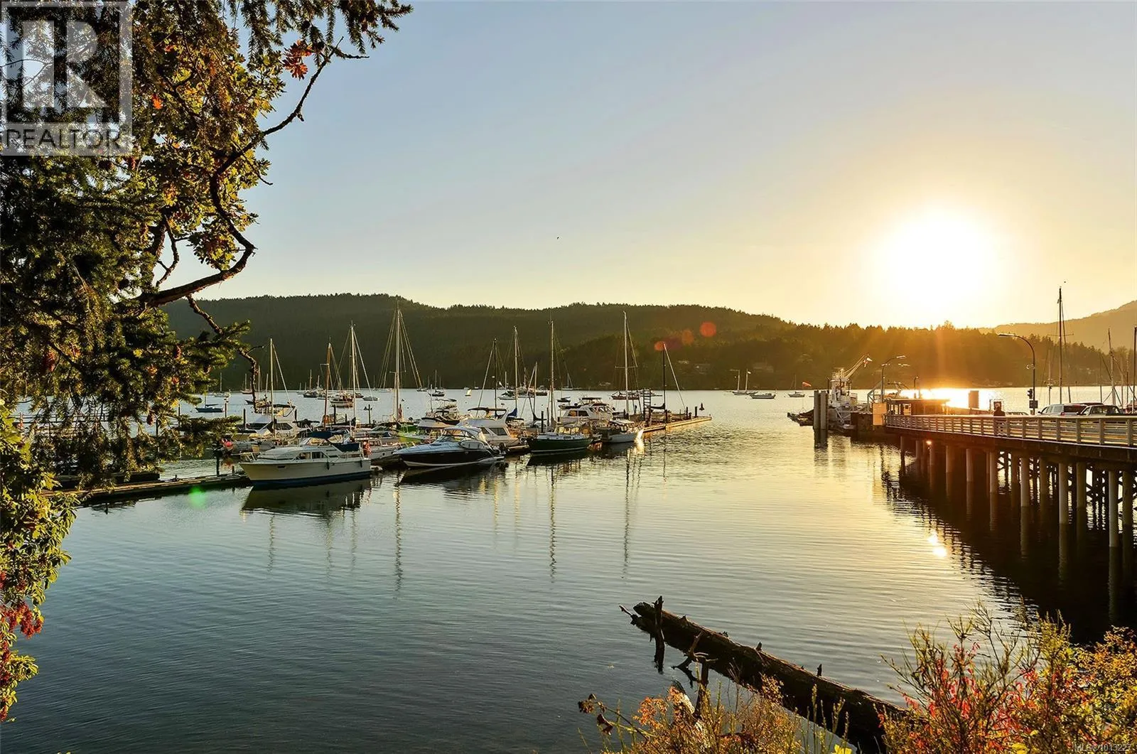 Duplex for rent: 7037 Wallace Dr, Central Saanich, British Columbia V8M 1E9